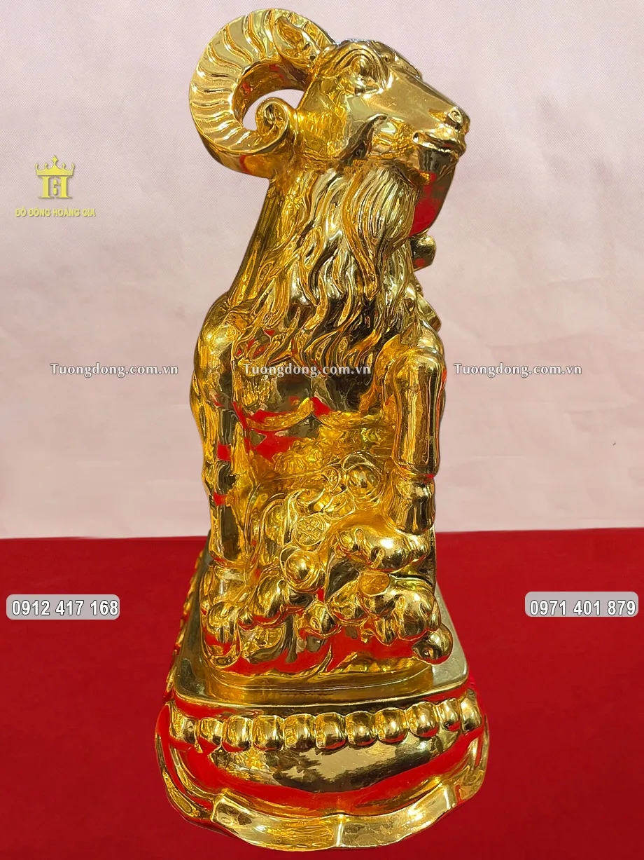 Hình ảnh chính diện linh vật dê